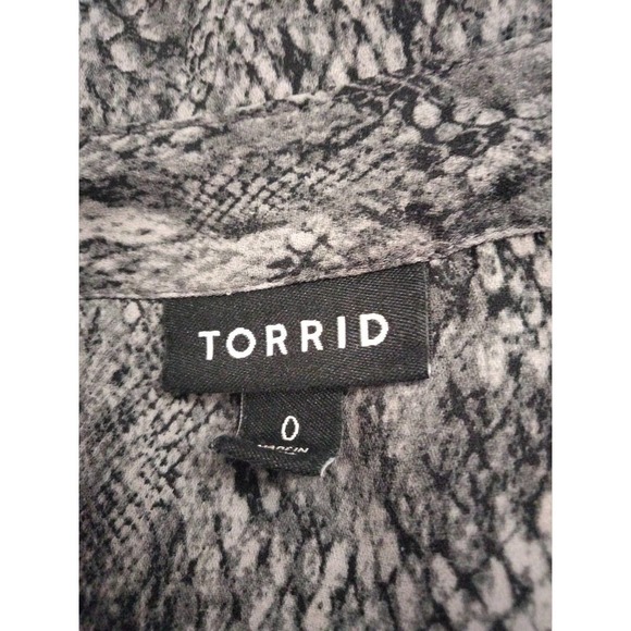 Torrid black gray snake skin pattern button up V neck blouse size large - Picture 7 of 8